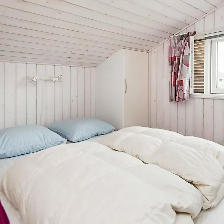 Three-bedroom Holiday In 14