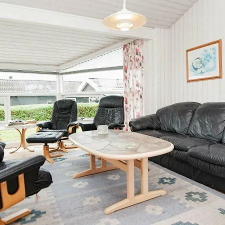 Three-bedroom Holiday In 14