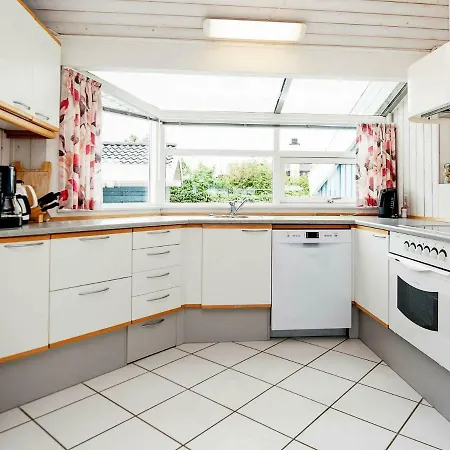 Dom wakacyjny Three-bedroom Holiday In 14