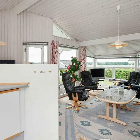 Dom wakacyjny Three-bedroom Holiday In 14